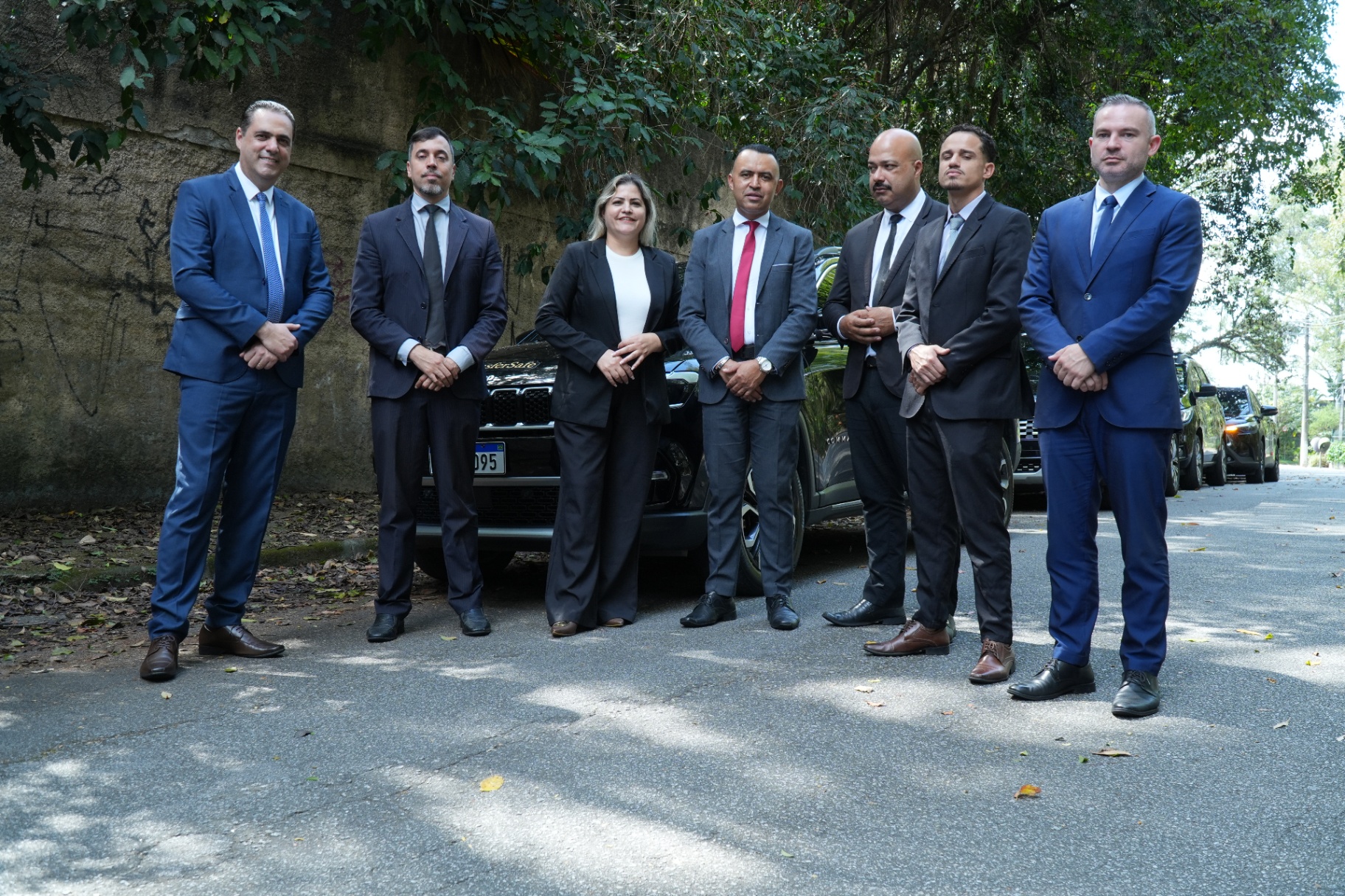 Equipe de motoristas executivos da Transfersafe em frente à frota