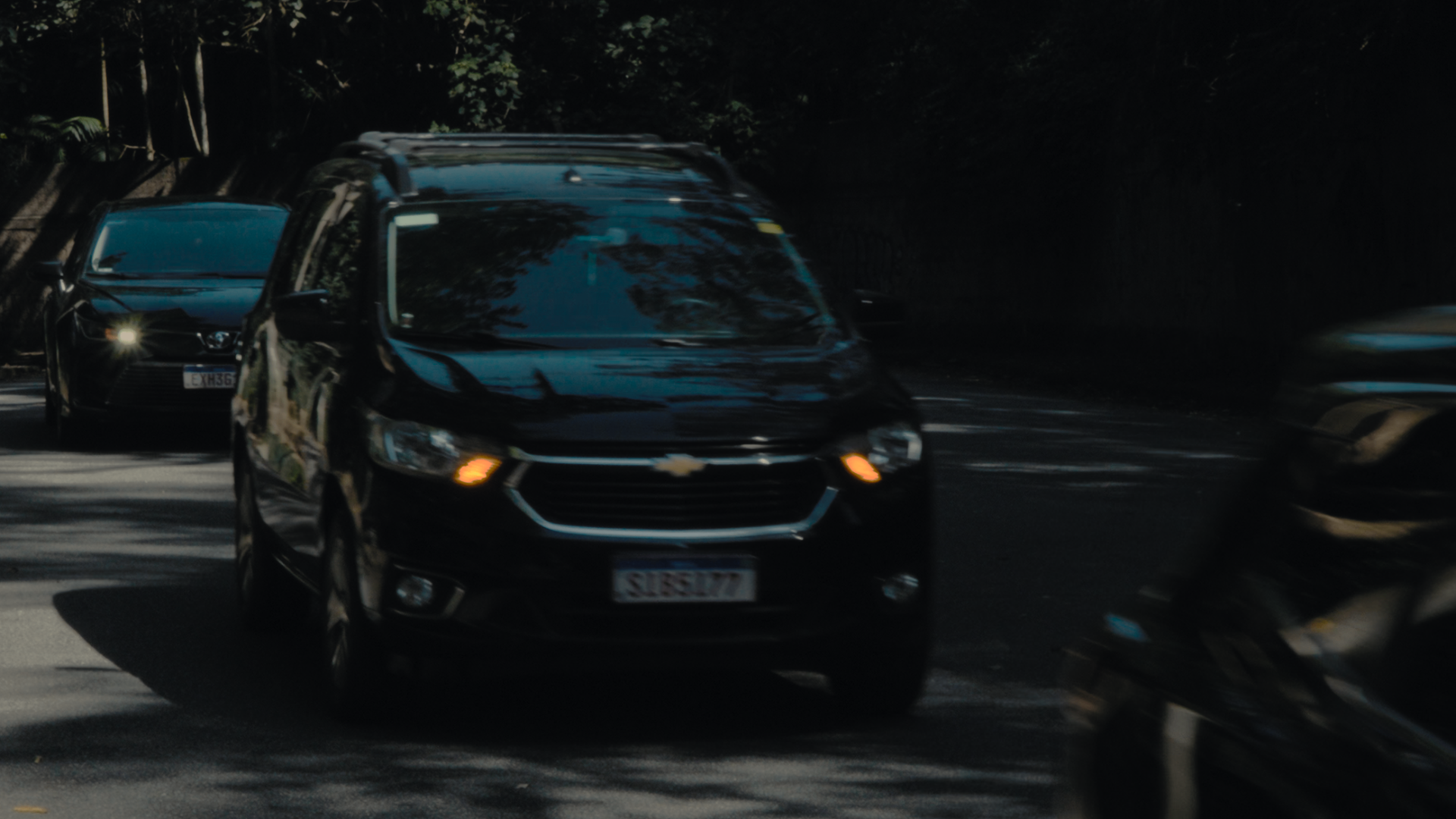Relógio de pulso elegante visto no interior de um carro executivo